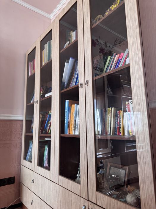 Срочно продам книжный шкаф