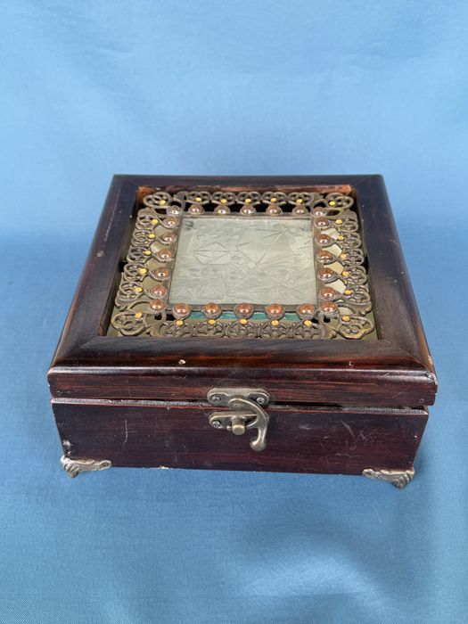 Стара дървена кутия за бижута