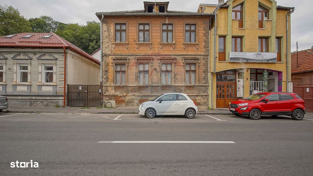 Vilă pe str Alexandru Ioan Cuza, 10 camere, S + P + E, teren 282 mp