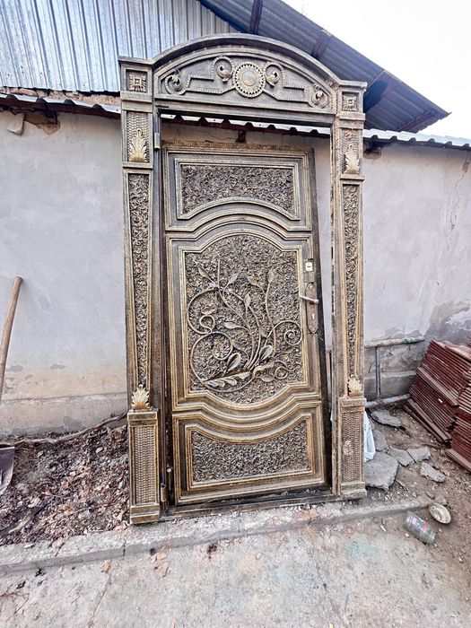 Дверь кованная с узорами