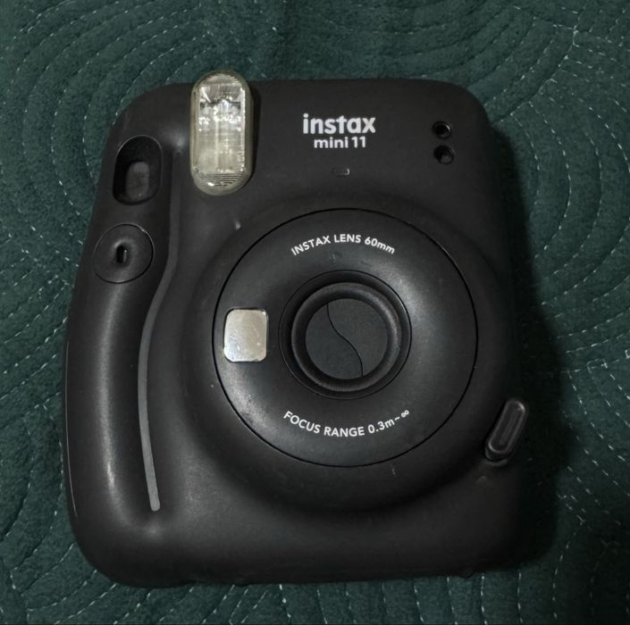 Продам моментальную камеру Fujifilm Instax Mini 11 (чёрная)