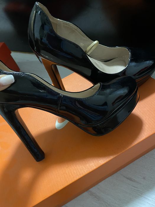 Чисто нови токчета лачени 35 номер