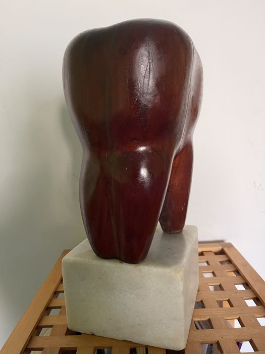 Molar, sculptura lemn soclu marmura