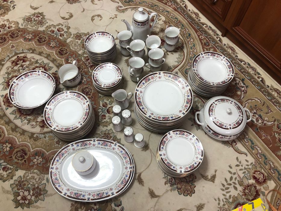 Столовый сервиз на 12 персон.97 предметов .