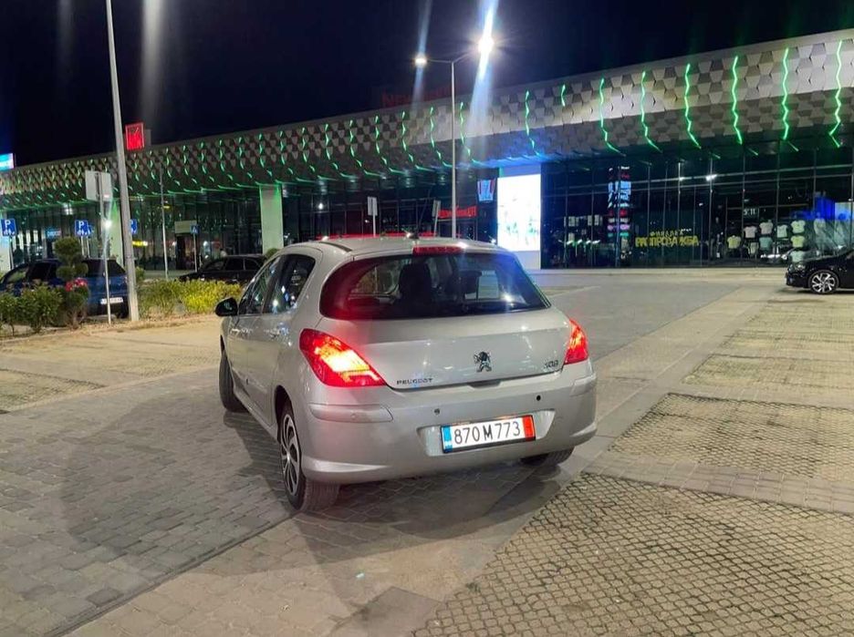 Автомобил и джип