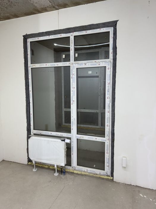 Пластиковое балконное окно с дверью