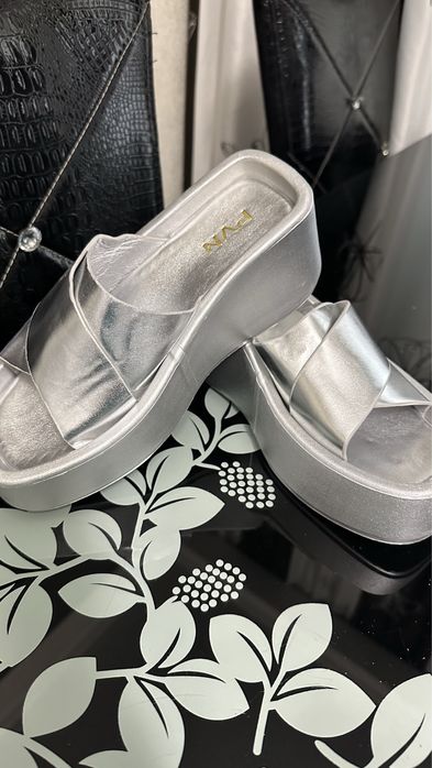 Шлепки на платформе