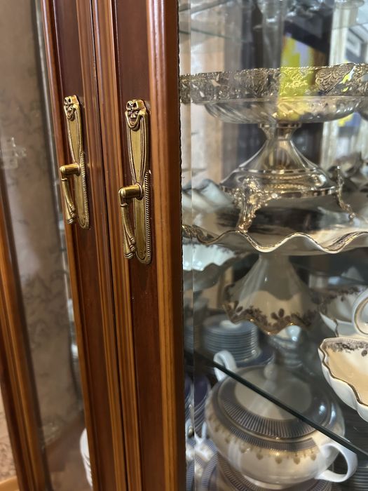 Продаю сервант для посуды