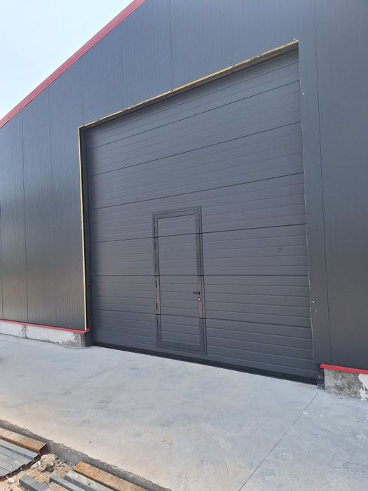 Usa de garaj cu motor