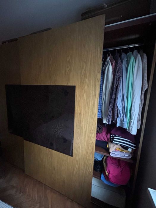 Продавам Спалня, нощни шкафчета 2 бр., гардероб и скрин