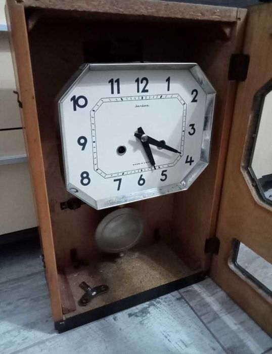 Ceas mecanic vechi Rusesc, Iantar, pendul si cheie(coplet )de colectie
