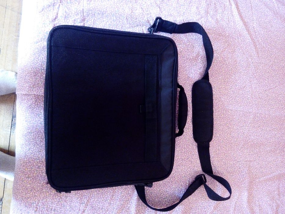 Продавам чанта за лаптоп