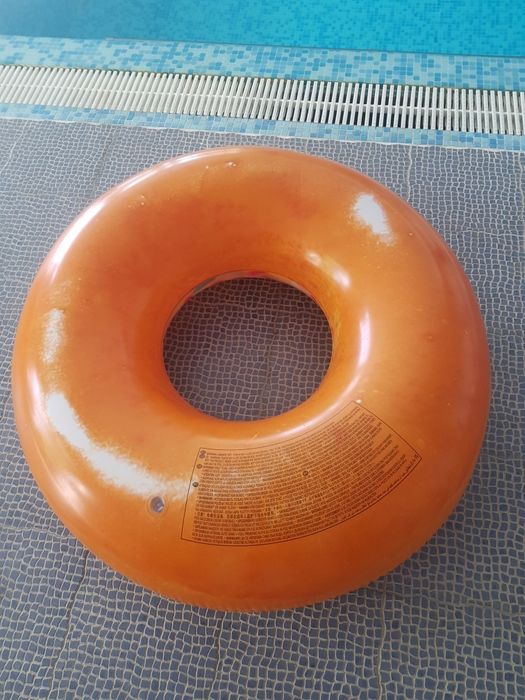 Огромна надуваема поничка INTEX