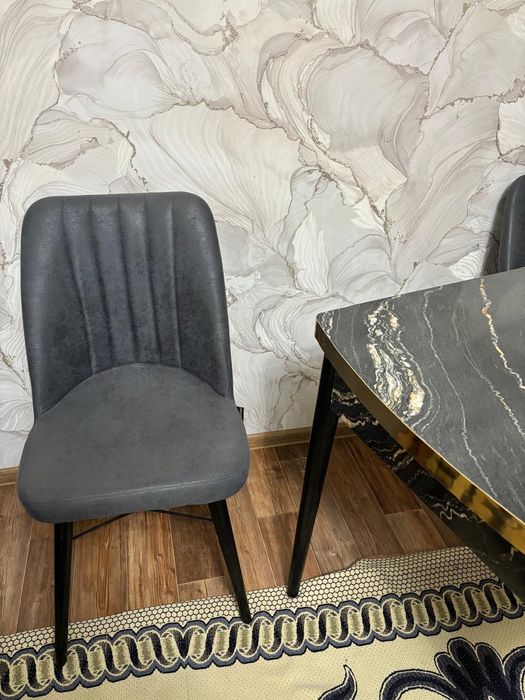 Продам стол раздвижной и 6 стульев