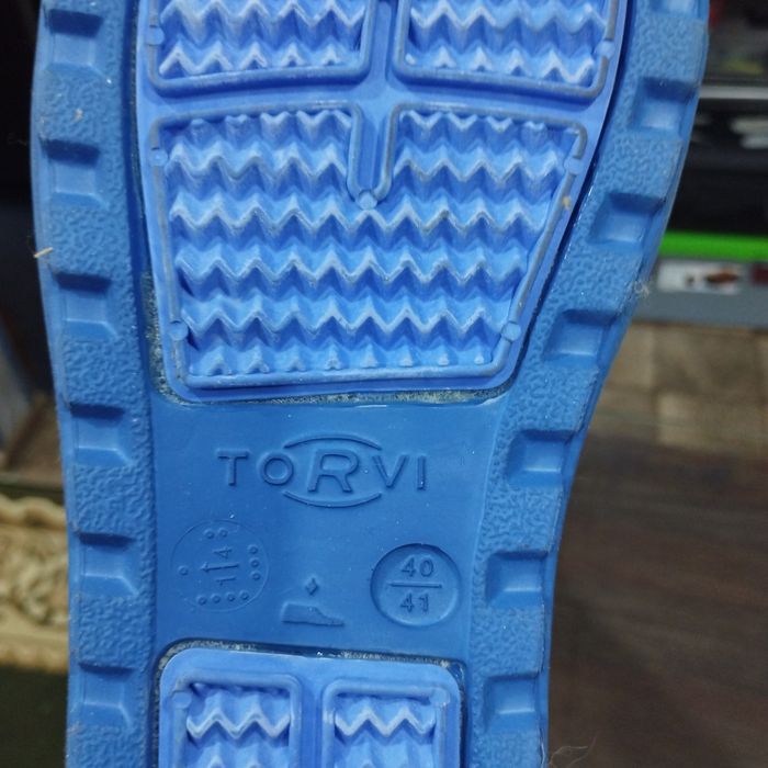 Продам зимние лёгкие сапоги.