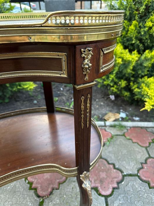 Doua masute deosebite din lemn cu blat marmura si elemente bronz