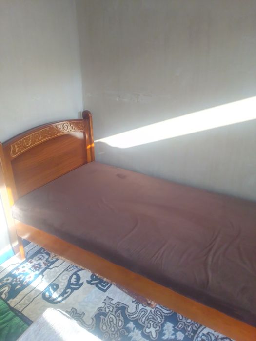 Divan yangi ishlatilmagan yogʻochdan  matrasi qalin  machalkasi qalin.