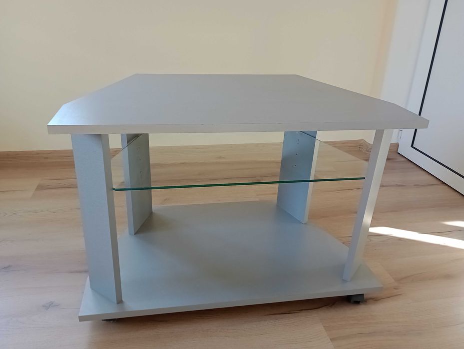 Масичка за телевизор с колелца