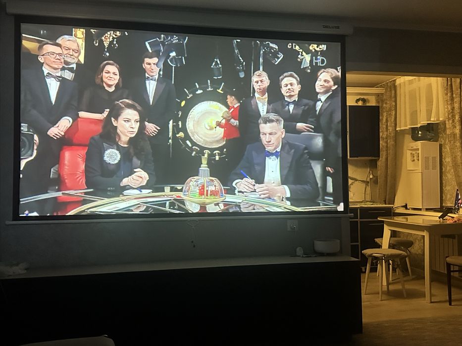 Продам . Лазерный проэктор Jenovox 3000 pro