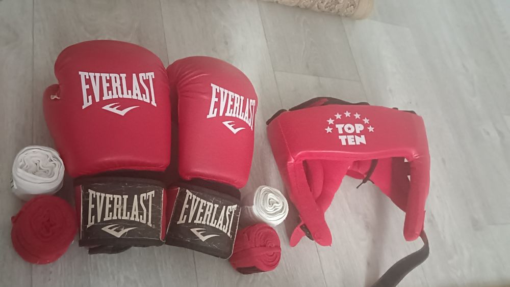 Боксерские перчатки+ бинты и шлем