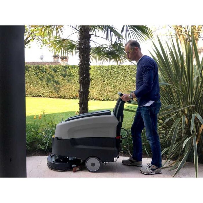 Masina de spalat si curatat pardoseli Lavor Dynamic 45B alimentare 24V