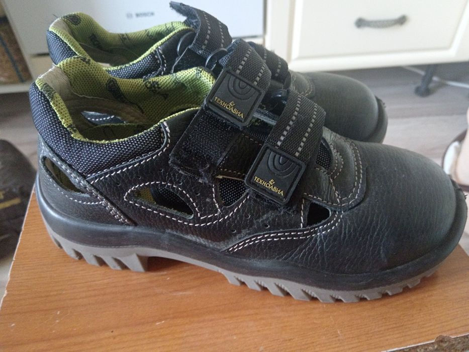 Продам обувь. Спец. Размеры 39,44,43.