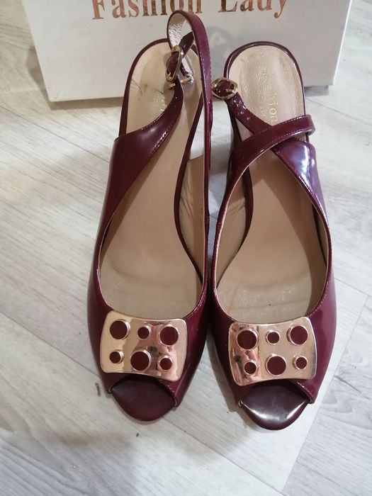 Продам босоножки