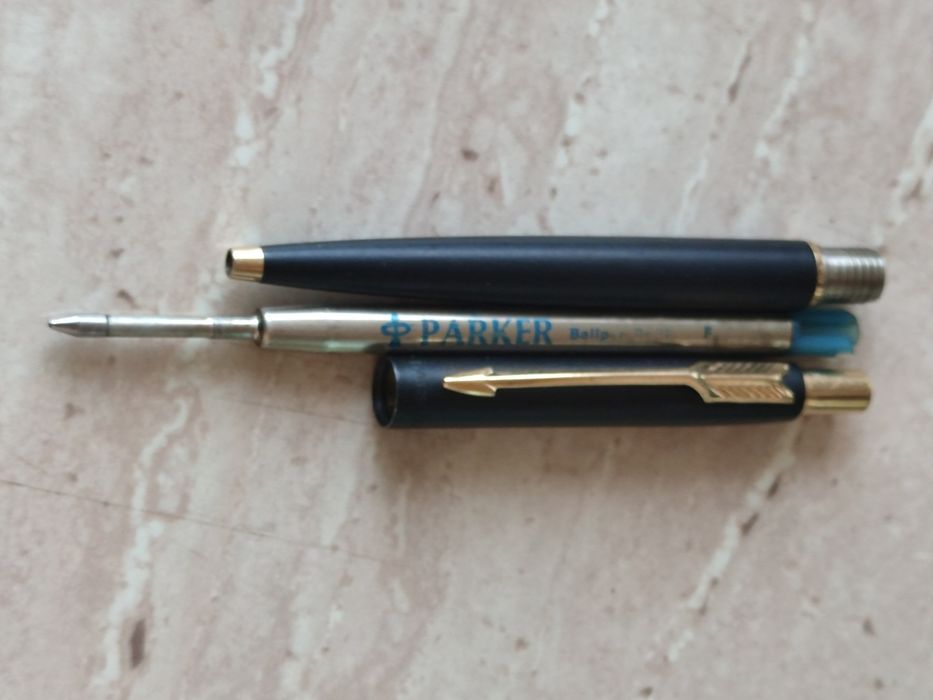 Pix Parker Insigna vintage made in England