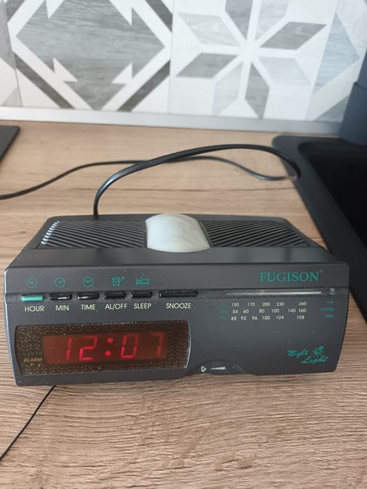 Radio cu benzi AM/FM combinat cu ceas digital