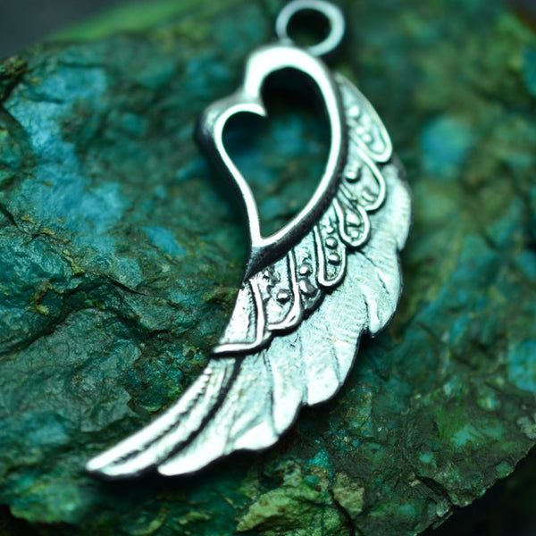 Сребърен медальон 925 „Крило със сърце“ – талисман за любов и закрила