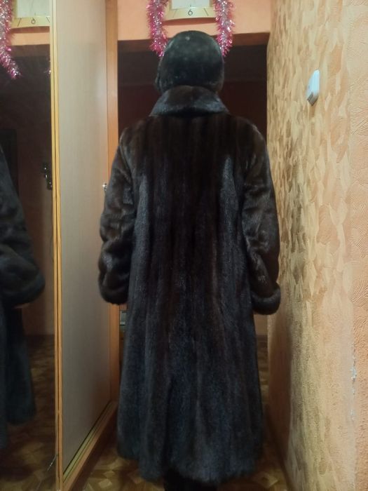 Продаю норковую шубу, шапка в подарок!