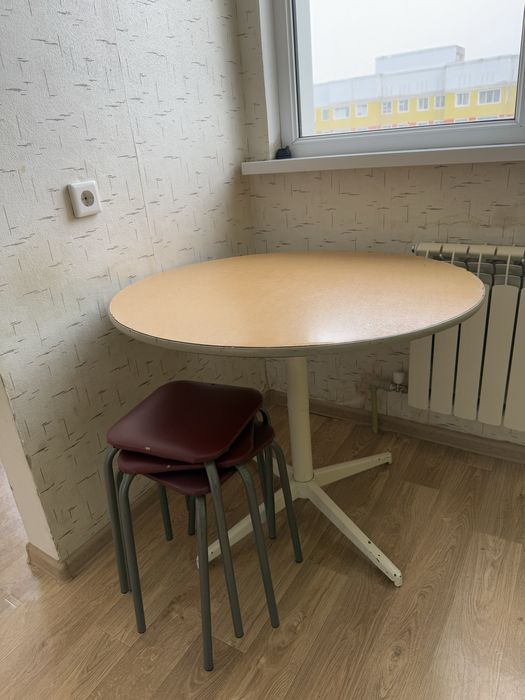 Стол с табуретками