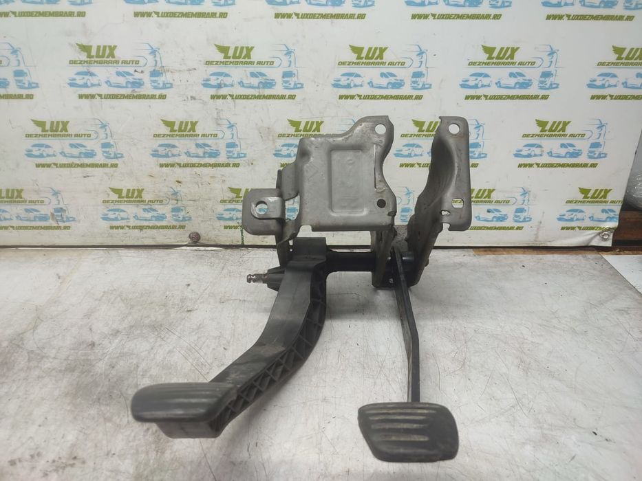 Pod pedalier 8200386509b Dacia Logan 1 (2004 - 2008) 1.5 dci k9k792