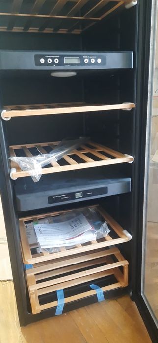 Vitrina de vinuri Hoover - 70 de sticle