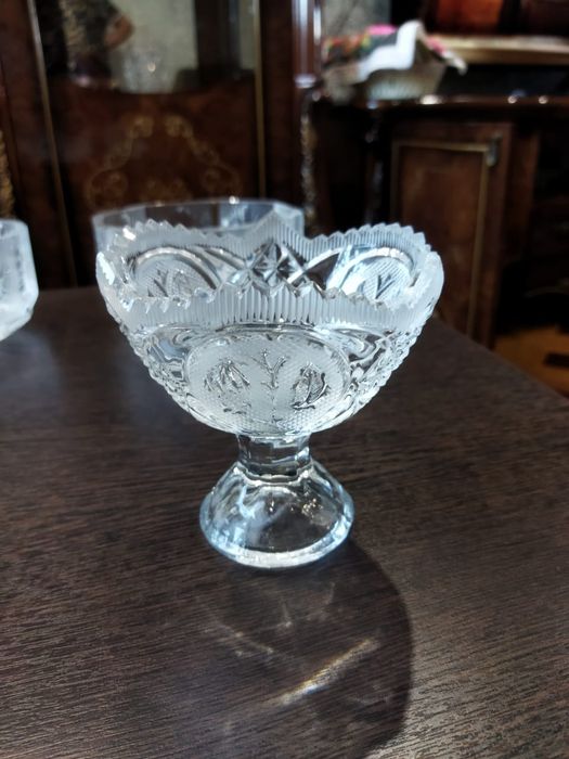 Продам хрустальные вазы- салатницы.