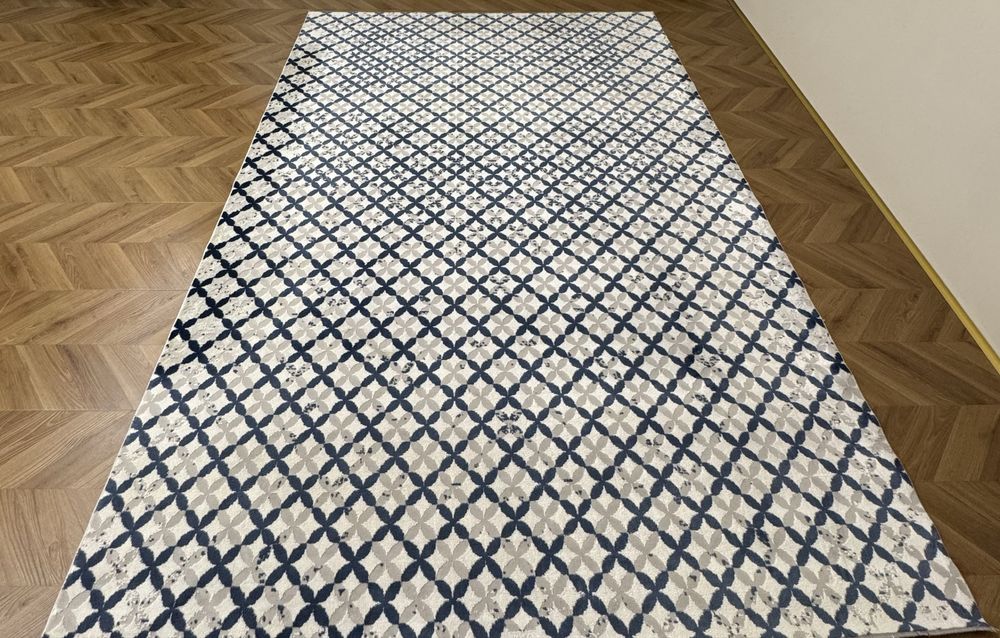Продам бельгийский легкий ковер 3х2.