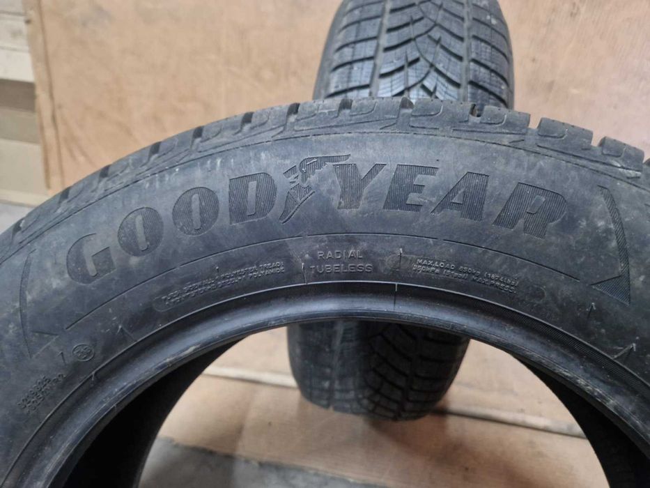 2 Goodyear R17 225/65
зимни гуми
DOT3519
