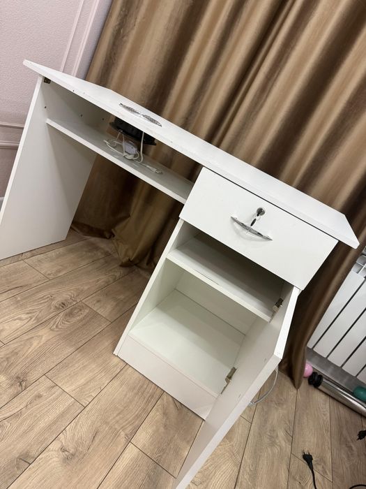 Маникюрный стол с вытяжкой