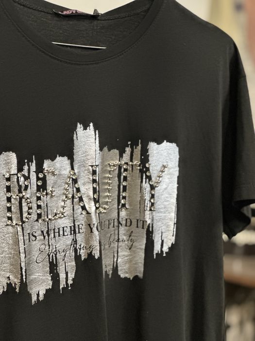 Тениска с радвижен акцент