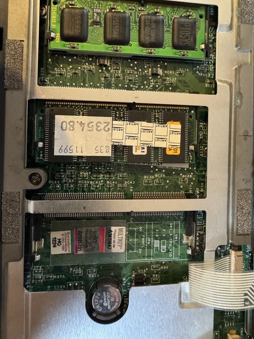 Laptop vintage cu CPU Intel Tillamook 266 MHz