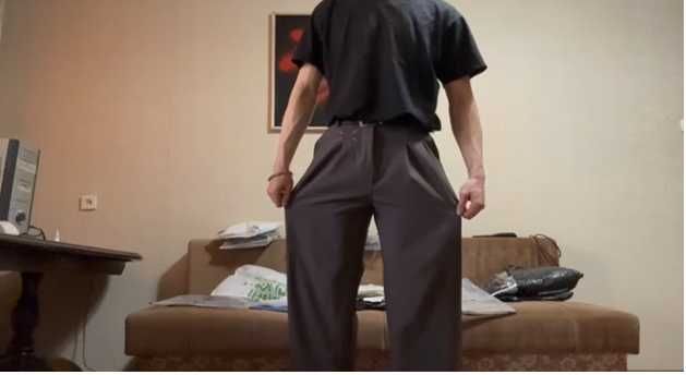 серые брюки широкие