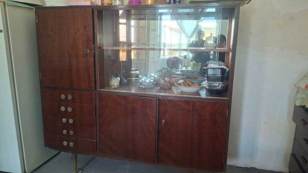 Срочно продаю сервант для гостиной — цена минимальная!