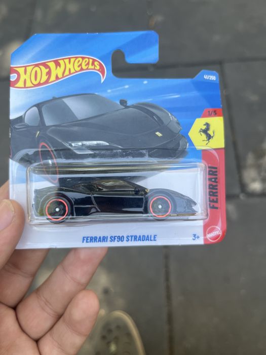 Машинка hot wheels Ferrari новоя