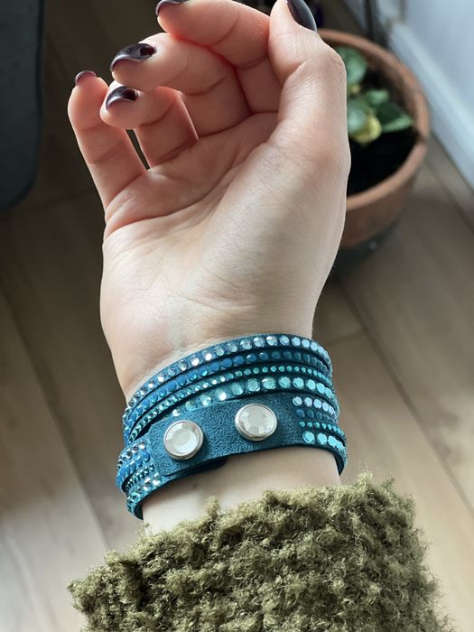 Swarovski wrap велурена гривна със сини кристили