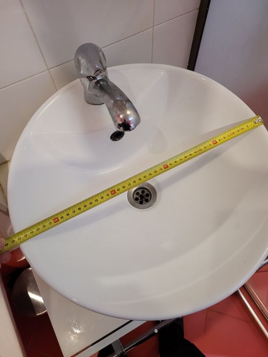 Шкаф с мивка и смесител за баня