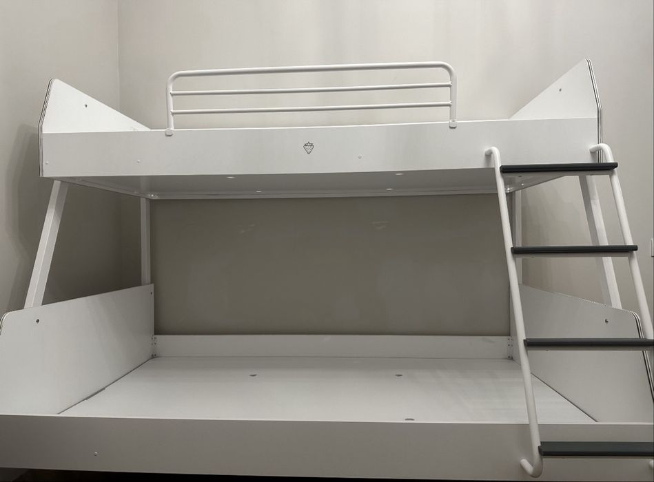 Продам двухъярусную кровать Cilek