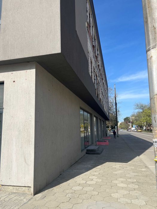 Дава се под наем Магазин в Казанлък - 135 кв.м за 1346.4 € - Снимка #1