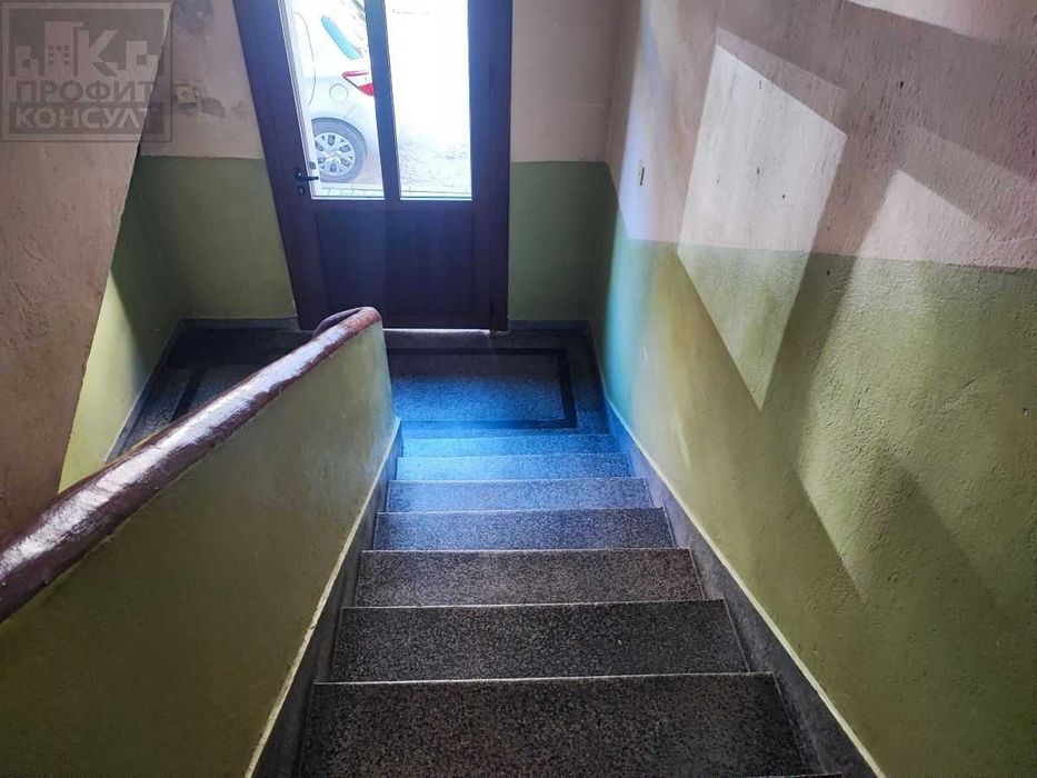 Тристаен апартамент с гараж в идеален център