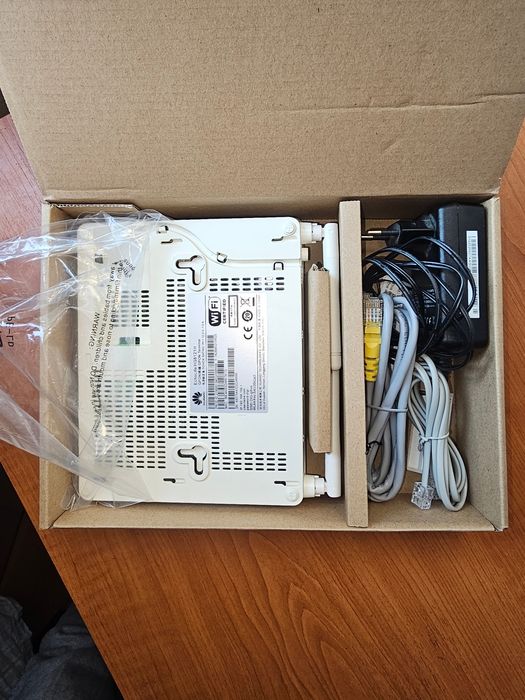 Vând router Huawei EcoLife HG8121G