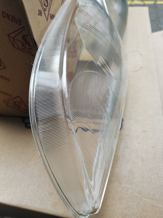 Авенсис стекло фара